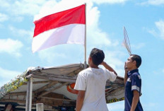 PT Timah Bagikan 480 Bendera ke Warga Batu Belubang