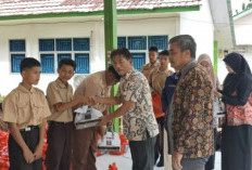 Pemkab Bateng Salurkan Bansos Pelajar SMP 1 Koba