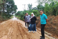 Jalan Perbatasan Nyelanding - Delas Rusak Parah