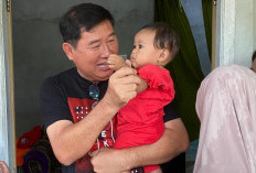 Penuh Kasih Sayang, Begini Interaksi Kamarudin dengan Anak-Anak