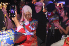 Senyum Khas Cece Dessy, Membuat Warga Terutama Emak-emak Jadi Pendukung Berat