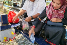 Datangi Makam Orang Tua dan Kakak, Prof. Udin & Keluarga Ziarah 