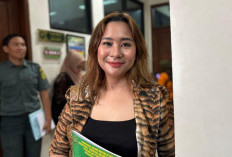 Chikita Bawa Ayah Saat Sidang Cerai