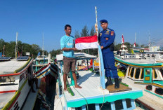 Sat Polairud Bangka Bagikan Bendera Merah Putih ke Nelayan