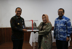 Pj Gubernur Serahkan Miniatur Kapal Tradisional Babel