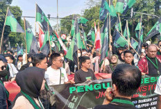 Mahasiswa Geruduk Kantor KPU, Ajak Rakyat Membangkang