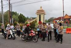 Polres Bangka Bagikan 100 Takjil ke Pengguna Jalan