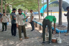 Satpol PP Angkut Gerobak di Alun-Alun Taman Merdeka