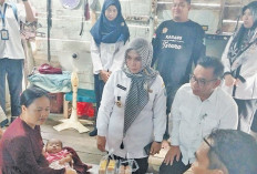 Bukti Keseriusan Atasi Stunting, Pj Wako Lusje Turun Langsung Serahkan Bantuan