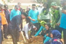 Kanwil Kemenag Bagi-bagi Bendera Merah Putih