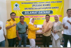 Kembalikan Formulir Bacalon Wabup, Ramadian Diantar Ratusan Pendukung