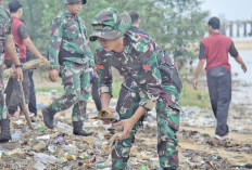 250 Personel Kodim 0431/Bangka Barat Bersih Sampah di Aliran Sungai