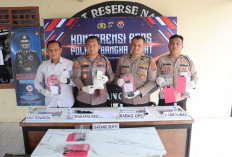 Polres Bangka Barat Pamer Setengah Kilo Sabu Hasil Operasi Antik