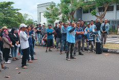 Puluhan Warga Gelar Aksi di PT Timah