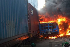 Bangkok Geger, Kereta Barang Tabrak Bus, 8 Tewas