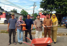 Anggota DPRD Bangka dari PKS Bantu Alat Kebersihan