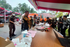 Kejari Basel Musnahkan Barang Bukti Kejahatan 