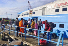 Penumpang Kapal di Pelabuhan Pangkalbalam Norma
