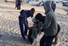 Satpolairud Bersih-bersih Pantai Rambak