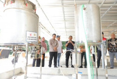 Keluarga Alumni UGM Serahkan Alat Pengolah Sampah Plastik