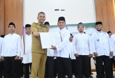 Pj Bupati Kukuhkan Pengurus Masjid Agung Sungailiat 2025 - 2028