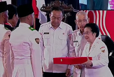 Megawati Serahkan Duplikat Bendera Pusaka, Diawali  Sri Sultan Hamengkubuwono X