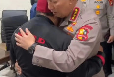 Kapolri Peluk Ayah Affan