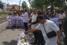 30 Menit Orasi & Tabur Bunga di Atas Keranda,  Wakapolres Bangka Temui Pendemo