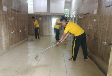 Polsek Pemali Bersih Masjid Hingga Bantu Warga Sakit