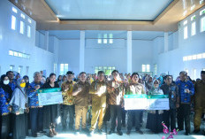 Masyarakat Bangka Terima Kartu BPJS PBI dari Gubernur Babel, Pj. Bupati Jantani Terima Kasih Kepada Gubernur H