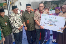 Baznas Serahkan Beasiswa 809 Siswa Kurang Mampu