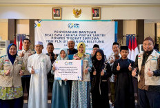 PLN Serahkan Bantuan YBM PLN Program Beasiswa