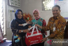 Pemkot Serahkan Bantuan Kemensos Korban Banjir Rob