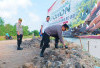 Kapolresta Tanam Mangrove di DAS Teluk Bayur