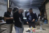 Warga Nongkrong Malam Hari Dites Urine