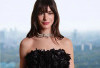 Anne Hathaway Kenakan Gaun Lukis